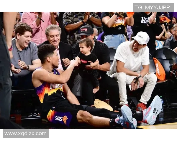 足球明星热情碰拳庆祝转场瞬间展现团队精神与友谊温暖的画面 足球明星热情碰拳庆祝转场瞬间展现团队精神与友谊温暖的画面