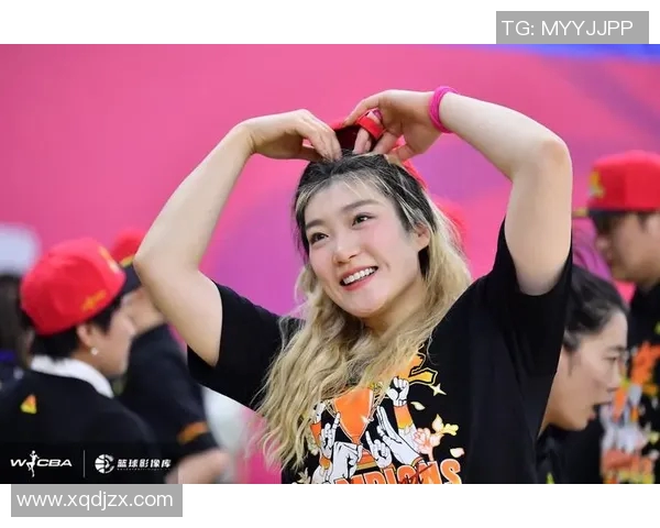 足球明星与女粉丝亲密合影比心瞬间记录温馨时刻 足球明星与女粉丝亲密合影比心瞬间记录温馨时刻