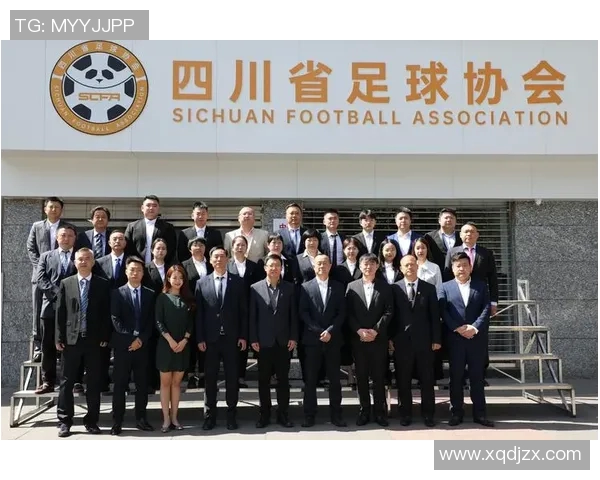 足球男队主教练的战术解析与球队建设策略探讨 足球男队主教练的战术解析与球队建设策略探讨